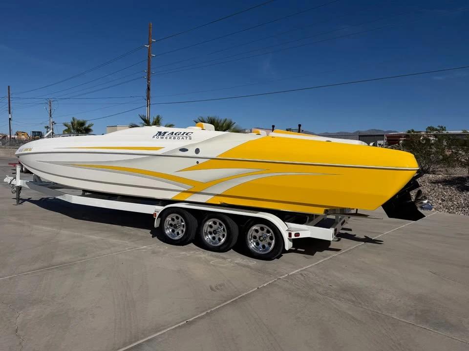 2004 Magic Deck Boat