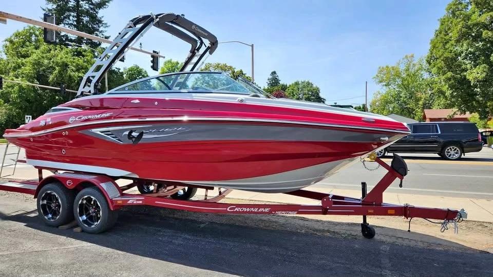 2024 Crownline E235 Surf Boat