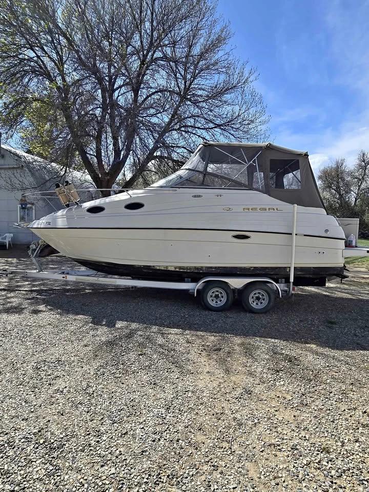 1999 Regal 242 Commodore