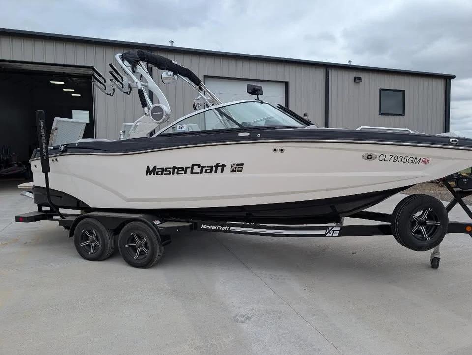 2021 MasterCraft XT22