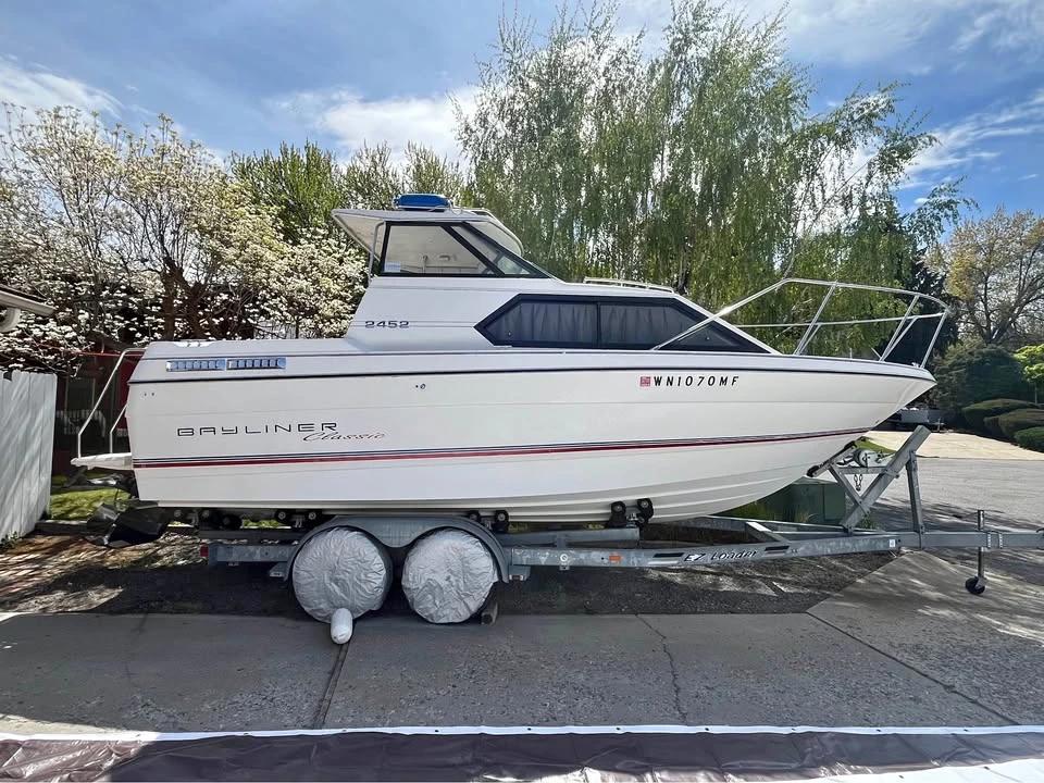 1993 Bayliner Classic 2452 Bayliner 2452 Classic Express Cruiser