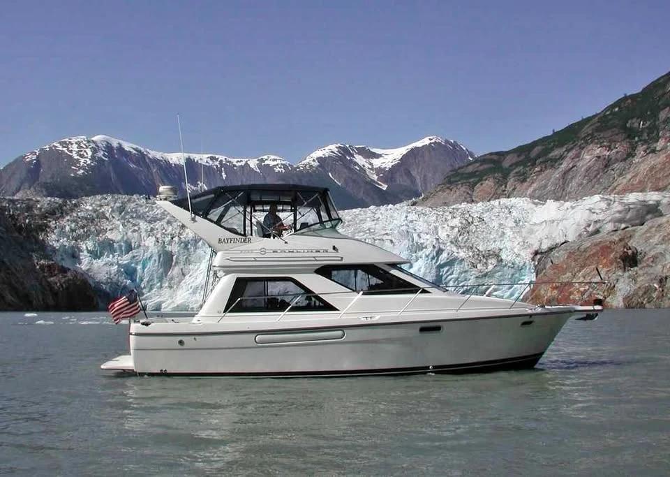 1996 3788 Bayliner with moorage available 3788 Command Bridge Motoryacht