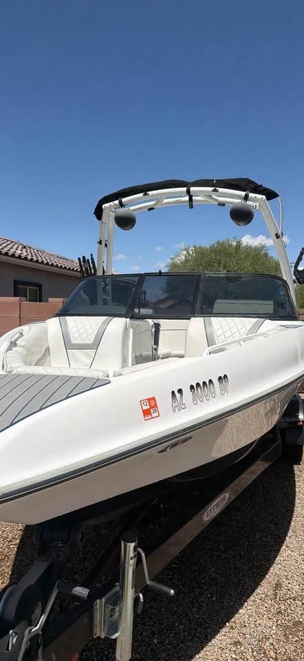 2004 Tige wake boat