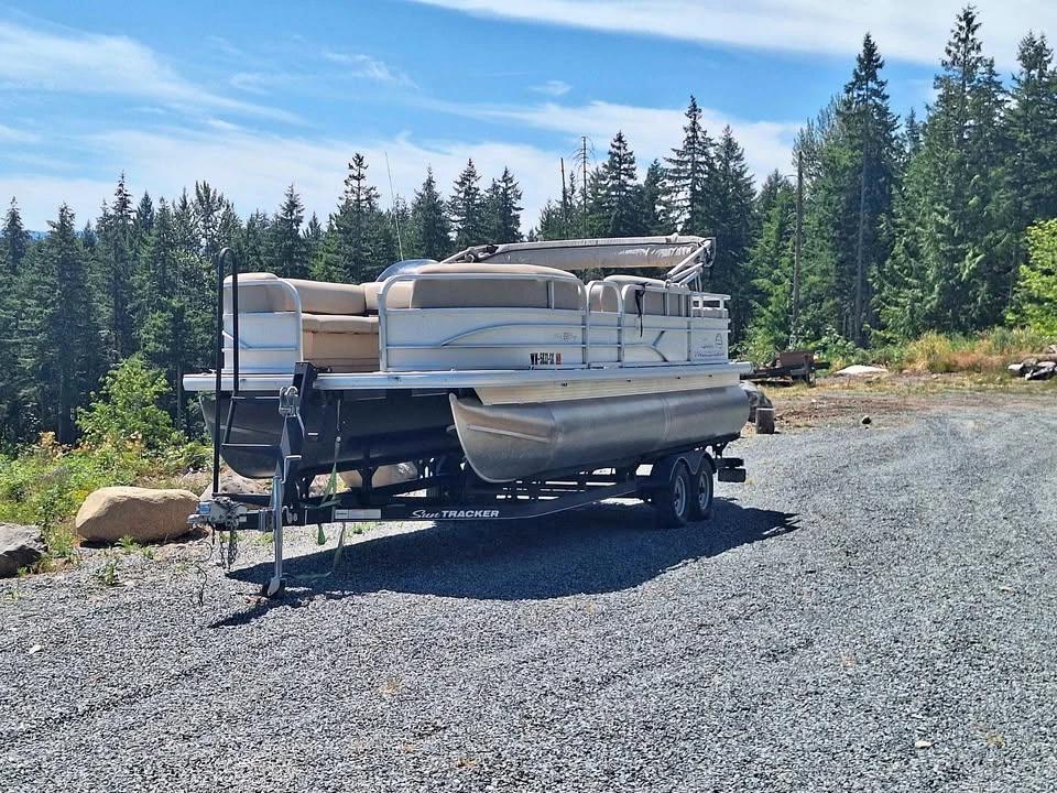 2016 Sun Tracker Party Barge 22DLX 22DLX