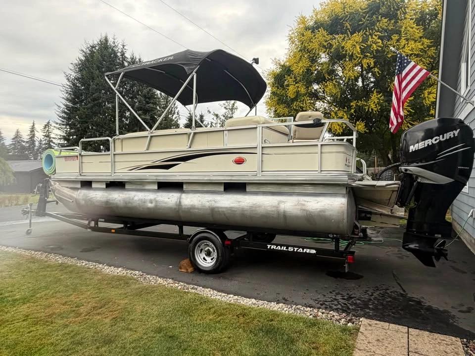 2005 Sun Tracker tri-toon Party Barge 22 I/O