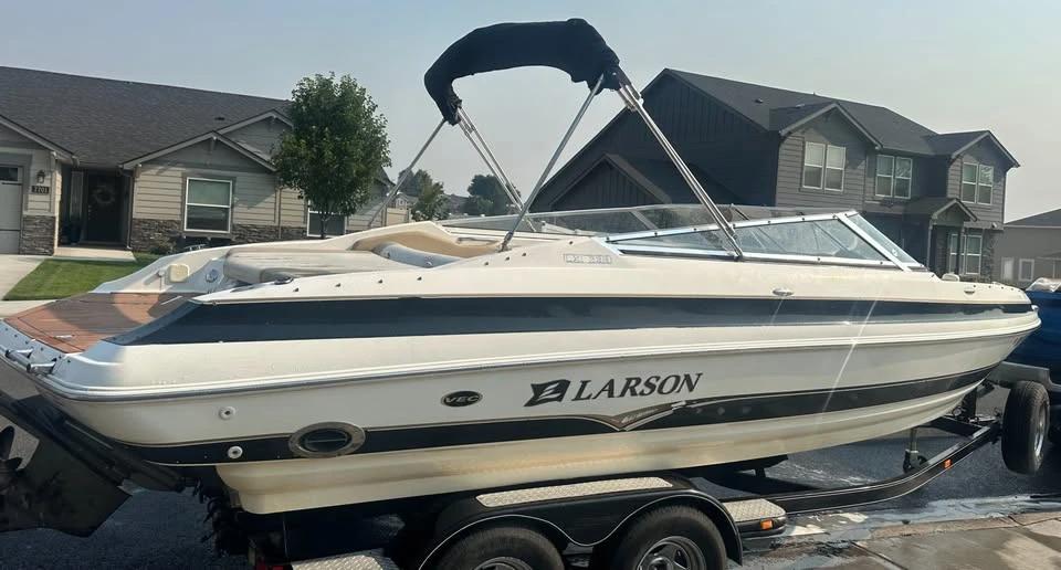 2005 Larson lxi 228