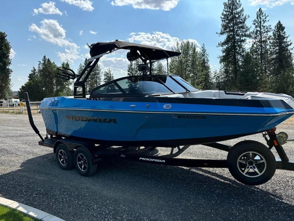 2018 Moomba Helix Surf Boat