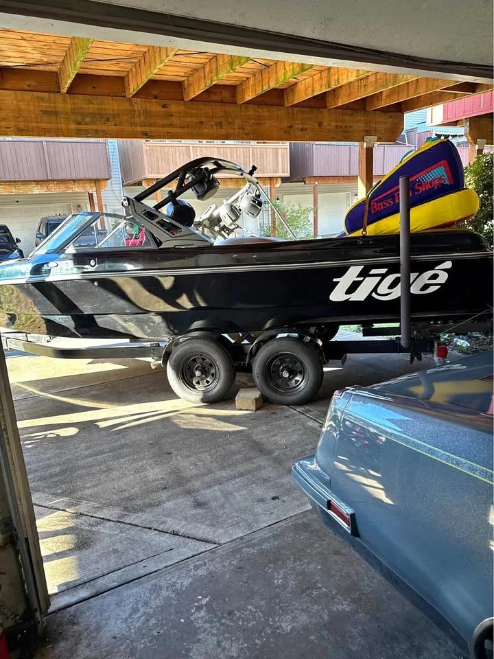 2005 Tige wakeboarding boat