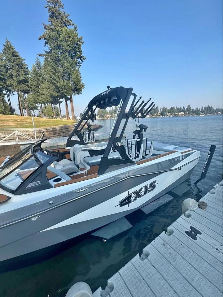 2024 AXIS t-220 surf boat