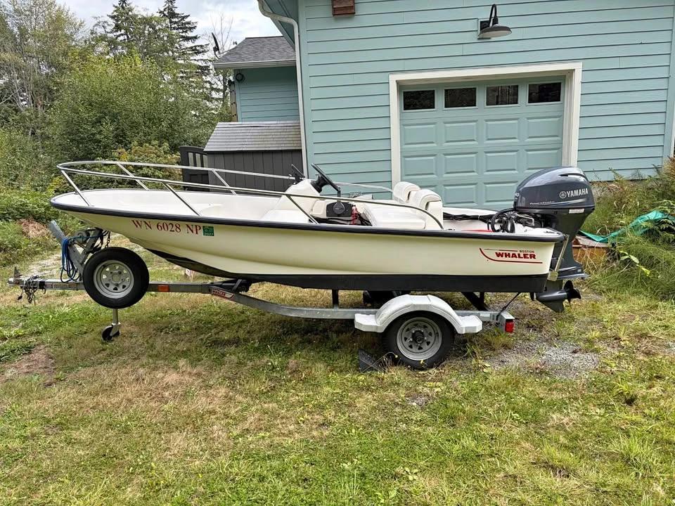 2004 Boston Whaler 130 sport